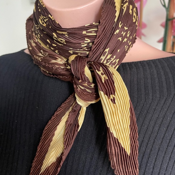 Louis Vuitton Silk Pleated Scarf. - Picture 3 of 10